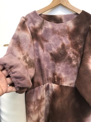 Fastvævet - florlet dobbelt gauze med batik / tie-dye i chokolade / violet